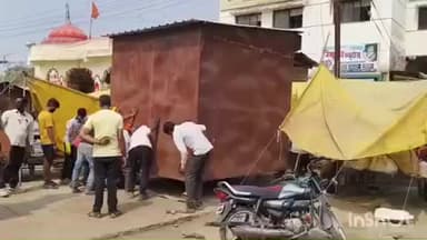 मालेगाव: चांदवड पालिका  प्रशासनाने बाजार तळ परिसरातील अतिक्रमणे हटविली