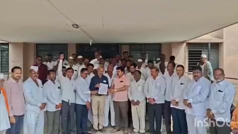 मालेगाव: कांद्याला हमीभाव द्यावा यासाठी शेतकऱ्यांचे चांदवड तहसील कार्यालयासमोर आंदोलन