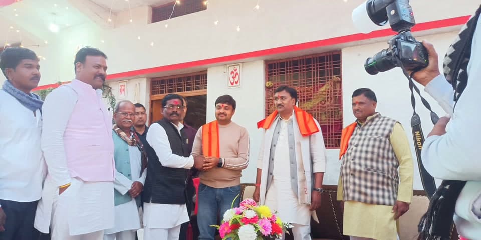 बल्देवगढ़: पूर्व विधायक राहुल सिंह लोधी क्षेत्र के कार्यक्रम एवं शादी समारोह में शामिल हुए, लोगों से की मुलाकात