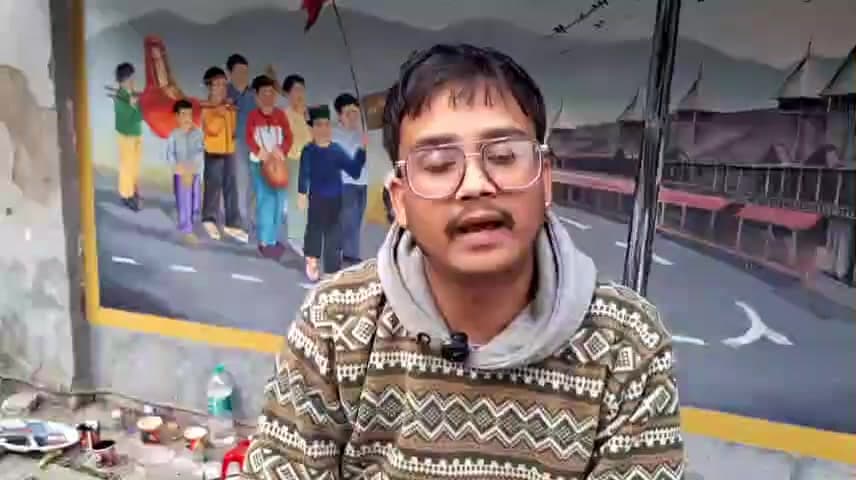 डेहर: अंतरराष्ट्रीय शिवरात्रि महोत्सव के दौरान कलाकार दीवारों पर बना रहे पेंटिंग, चित्रकार कर्ण ने कहा- यह पहला आयोजन है
