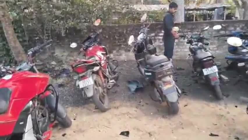 মিনাখাঁ: মিনাখাঁ থানার ঢিল ছোড়া দূরত্বে বিজেপির দলীয় কার্যালয়ে  ভাঙচুর চালালো দুষ্কৃতীরা