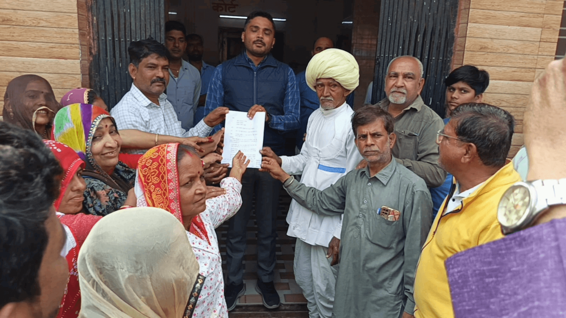हुरड़ा: गुलाबपुरा पालिका द्वारा अतिक्रमण हटाने को लेकर सब्जी विक्रेताओं में रोष, एसडीएम को सौंपा ज्ञापन