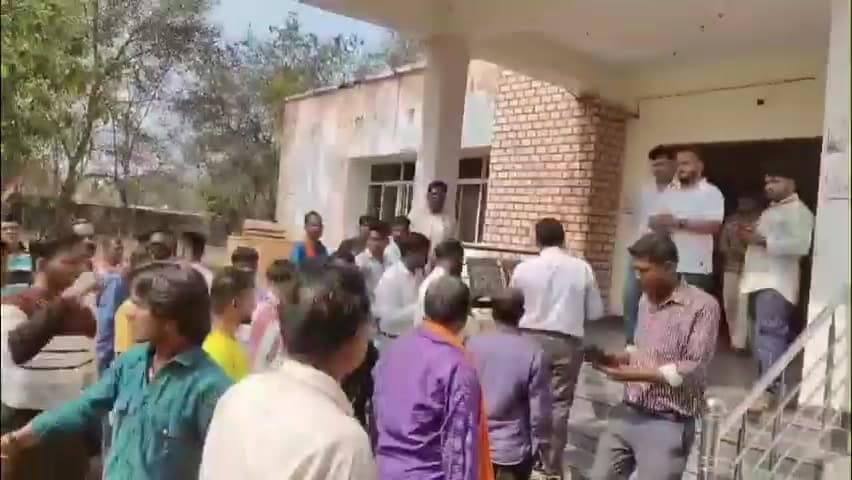 रहली: बारात में बैंड वादक की गोली मारकर हत्या, धानक समाज ने एसडीएम कार्यालय पहुंचकर राज्यपाल के नाम सौंपा ज्ञापन