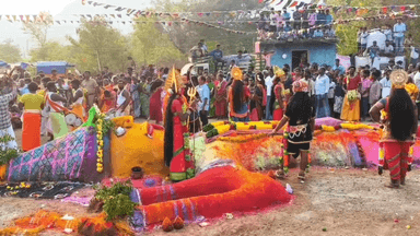 சங்கராபுரம்: பாவளம் கிராமத்தில் அமைந்துள்ள காளியம்மன் கோயிலில் நடைபெற்ற மயான கொள்ளை நிகழ்வு