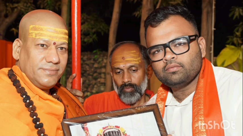 भिंभौरी: बेमेतरा के जनसेवक शिवम तिवारी ने रायपुर के स्वर्ण भूमि में आचार्य कैलाश आनंद गिरि महराज से लिया आशीर्वाद
