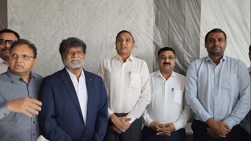 પુણા: ખજોદ સ્થિત SDB માં મહિધરપુરા હીરા બજારના 40 જેટલા નાના હીરા વેપારીઓએ પોતાની કેબિનો ખોલી શુભારંભ કર્યો
