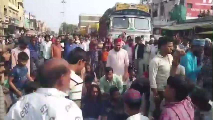 गढ़ाकोटा: गढ़ाकोटा में मस्जिद विवाद पर बवाल, एक पक्ष ने थाने के सामने धरना दिया, दूसरे पक्ष ने हाइवे पर चक्काजाम किया