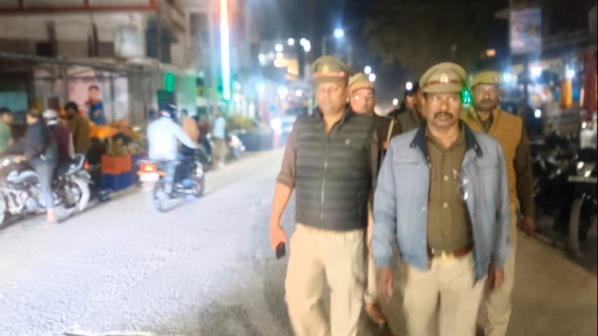 हर्रैया: कप्तानगंज थाने की पुलिस ने थाना क्षेत्र में की गश्त, लोगों से स्थापित किया संवाद