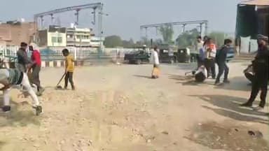जखनिया: रेलवे फाटक से डेढ़ सौ मीटर दूर गड्ढे को समाजसेवी ने भरकर राहगीरों को दी राहत, यहाँ होती थी दुर्घटनाएं