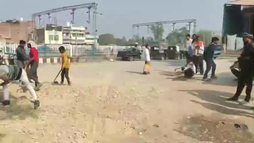 जखनिया: रेलवे फाटक से डेढ़ सौ मीटर दूर गड्ढे को समाजसेवी ने भरकर राहगीरों को दी राहत, यहाँ होती थी दुर्घटनाएं