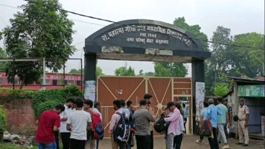 बरौनी: बरौनी के साथ केदो में मैट्रिक परीक्षा के दूसरे दिन 636 परीक्षार्थी रहे अनुपस्थित