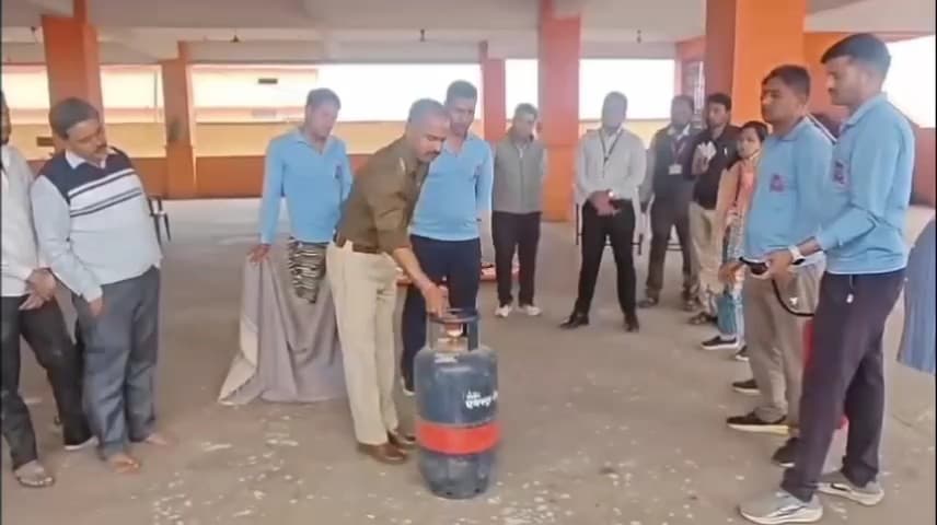 बहादुरपुर: मां जानकी करीला मंदिर में अग्नि सुरक्षा प्रशिक्षण, वालंटियर और कर्मचारियों को सिखाए आग से बचाव के गुर