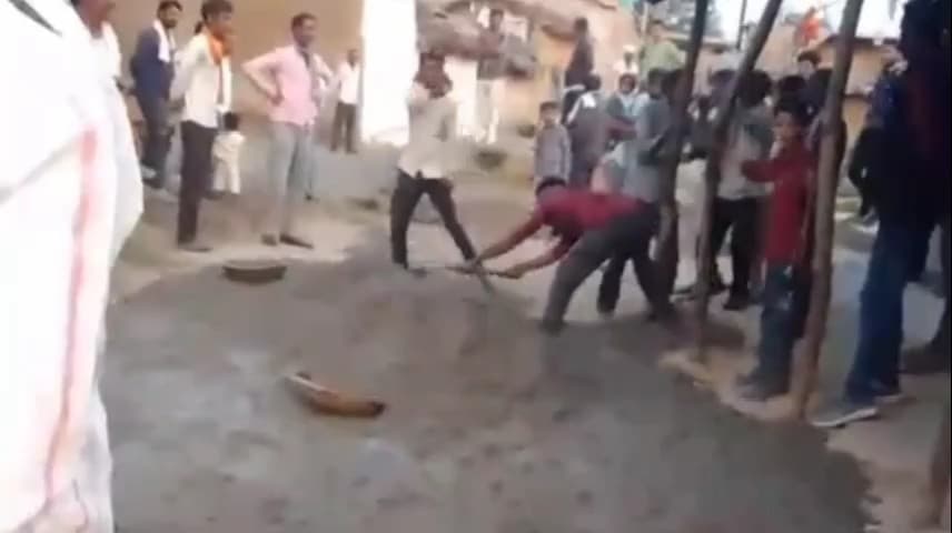 ईसागढ़: पिपरोल गांव में निजी जमीन पर जबरन सीसी खरंजा निर्माण का आरोप, पीड़ित किसान पहुंचे एसपी कार्यालय