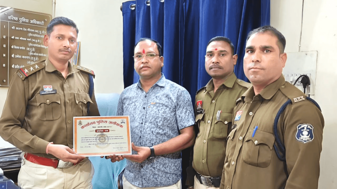 अकलतरा: अकलतरा के पारस साहू को सड़क दुर्घटनाओं में घायल लोगों को अस्पताल पहुंचाकर जान बचाने के लिए किया गया सम्मानित