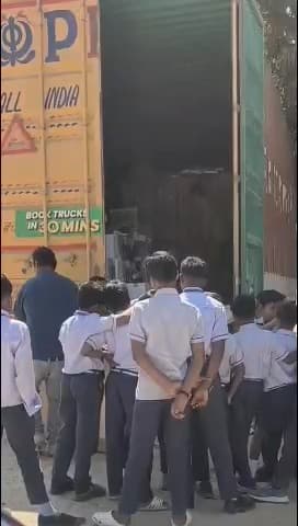 कुनकुरी: कुनकुरी के पीएम श्री स्वामी आत्मानंद स्कूल में छात्रों से सामान उतरवाने का वीडियो वायरल, जांच के आदेश दिए गए