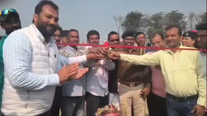 मैनाटांड़: क्रिकेट टूर्नामेंट के तीसरे दिन आर्मी एलेवेन ने नरकटियागंज की टीम को हराया