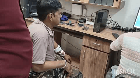 कुक्षी: बाग के अखाड़ा में लूट के इरादे से बदमाशों ने वाहन पर किया पथराव, ड्राइवर घायल, मौके पर पहुंची पुलिस