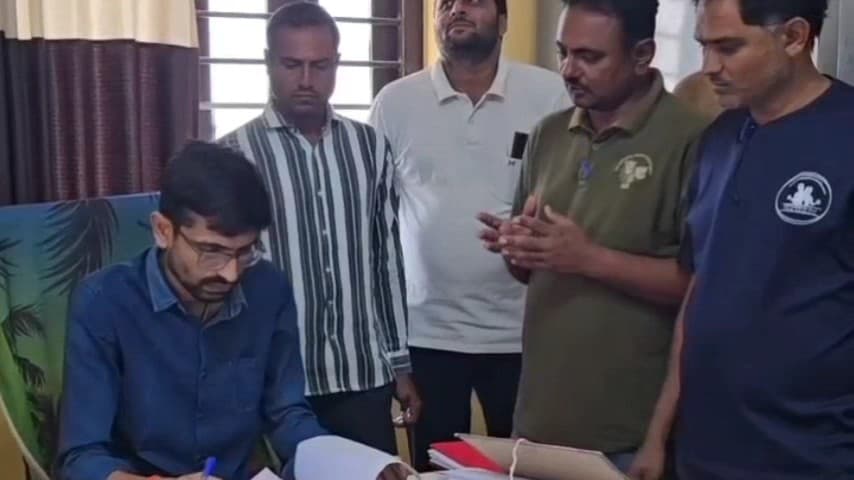 કોડીનાર: મીતીયાજ ગામના સરપંચ સહીતની ટીમે કોડીનારના શિક્ષકોને શિક્ષણ સિવાયની કામગીરી માથી મુકિત આપવા મામલતદારને આવેદનપત્ર અપાયુ