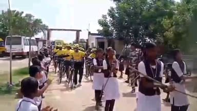 மணமேல்குடி: ECR சாலை மீமிசல் வந்த CISF விழிப்புணர்வு ஏற்படுத்த வந்த படையினருக்கு சிறப்பான வரவேற்பு வழங்கிய பள்ளி மாணவர்கள்