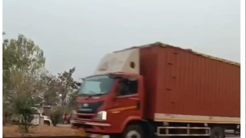 शिंदखेडा: नरडाणा गावाजवळ तापी जलवाहिनीला मोठी गळती; महामार्गावर उडाले पाण्याचे उंच कारंजे