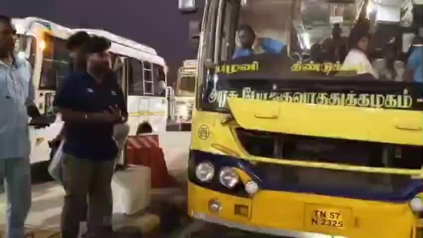 பழனி: மஞ்ச நாயக்கன்பட்டி டோல்கேட்டில் அரசு பேருந்து சென்றபோது பணம்  செலுத்தாததால் வாகனத்தை பிடித்து வைத்த ஊழியர்கள்  பயணிகள் அவதி