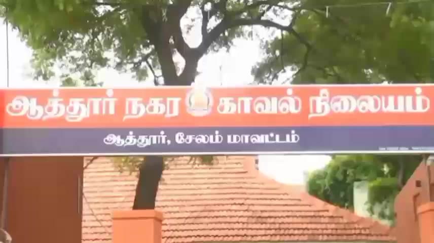 ஆத்தூர்: முல்லைவாடி பகுதியில் மனைவியின் தலையில் கிரைண்டர் கல்லை போட்டு கொல்ல முயற்சி கணவரை போலீசார் தேடி வருகின்றனர்
