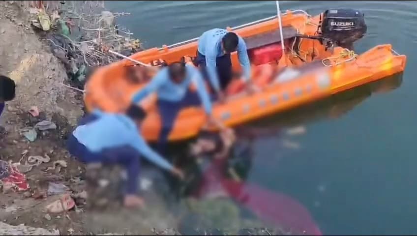 पथरिया: नरसिंहगढ़: सुनार नदी में डूबी कार, हादसे में लापता महिला का शव मिला, कार के उड़े परखच्चे