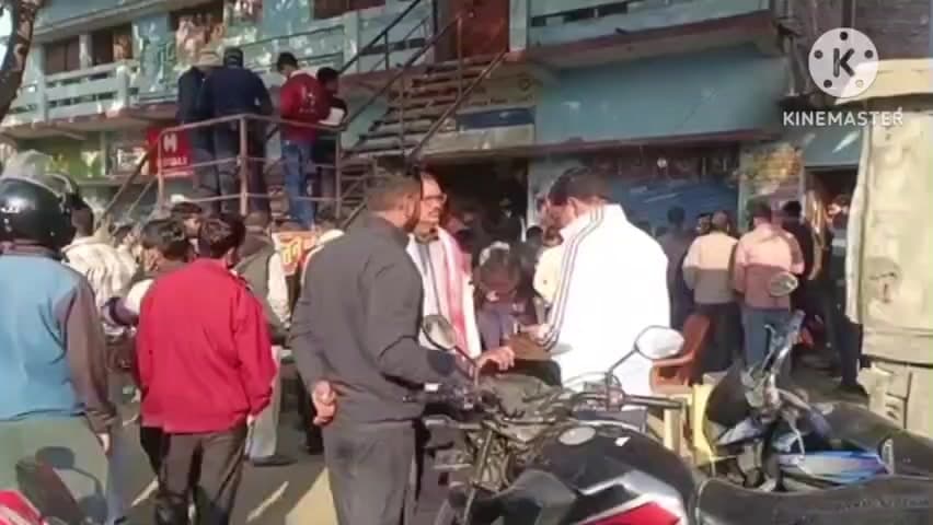 गुठनी: धनौती बाजार: पुलिस की वर्दी में बदमाशों ने आभूषण दुकान में बंधक बनाकर आभूषण लूटे