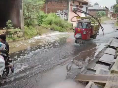 सिहोरा: वार्ड नंबर 6, अद्धू मोहल्ला में तालाब का बदबूदार पानी घरों में घुसा, लोगों ने सीएमओ को सौंपा ज्ञापन