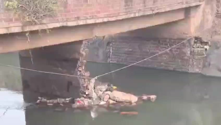 ಗೋಕಾಕ: ಘಟಪ್ರಭಾ ಪಟ್ಟಣದ ಹೊರವಲಯದಲ್ಲಿರುವ ಹಳೆಯ ಕಾಲುವೆ ಸೇತುವೆ ಕುಸಿತ;ವಾಹನ ಸಂಚಾರ ಬಂದ್