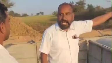 सीतामऊ: नाटाराम से कोटेश्वर महादेव मंदिर तक बन रही सड़क घटिया, जिला पंचायत सदस्य ने इंजीनियर को लगाई फटकार