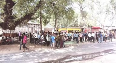 कुंडम: कुंडेश्वर धाम की बस्तियों में सीवेज समस्या से ग्रामीणों का फूटा गुस्सा, तहसीलदार को सौंपा ज्ञापन