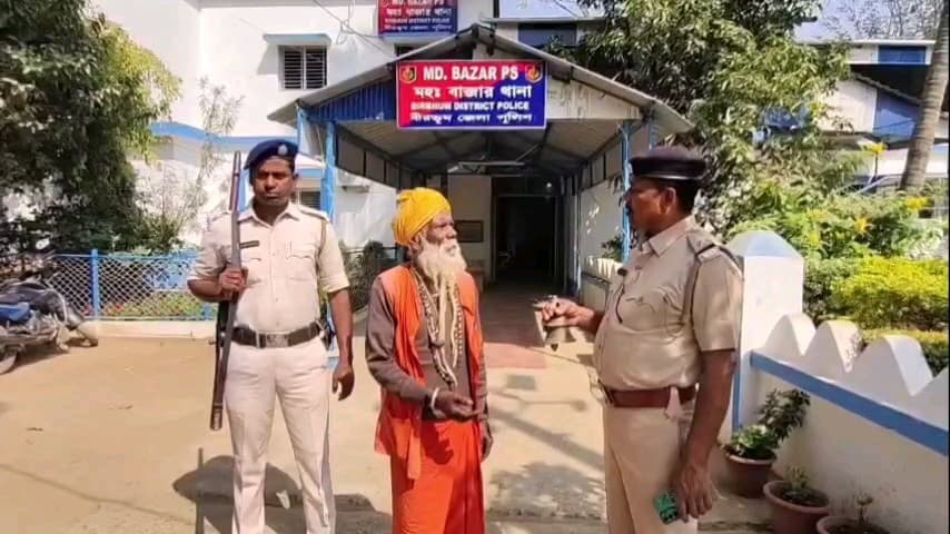 মহম্মদবাজার: মহম্মদ বাজার থানা এলাকার একটি আশ্রম থেকে চুরি যাওয়া ঘন্টা উদ্ধার করে সাধু বাবার হাতে ফিরিয়ে দিল পুলিশ