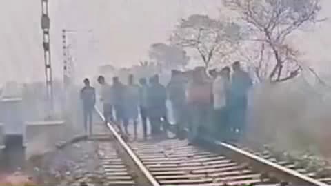 जरमुण्डी: जरूवाडीह के पास इंटरसिटी ट्रेन से अज्ञात युवक की मौत, पुलिस मौके पर पहुंची
