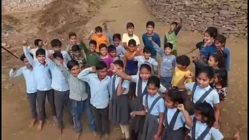 किशनगंज: जन्मझिरी जीपीएस में शिक्षिका की प्रतिनियुक्ति के खिलाफ छात्रों ने किया प्रदर्शन