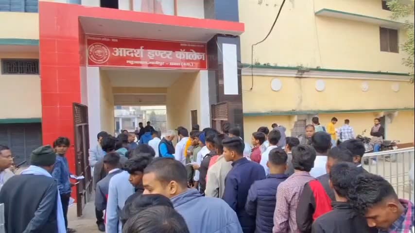 मुहम्मदाबाद: गाजीपुर में कड़ी सुरक्षा के बीच यूपी बोर्ड परीक्षा शुरू, गेट पर मोबाइल और स्मार्ट वॉच के साथ पकड़े गए दो छात्र