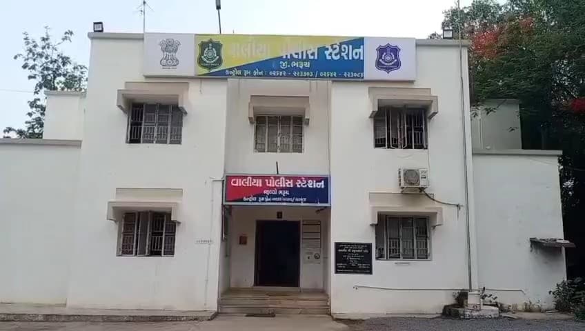 વાલિયા: વાલિયા તાલુકાના પઠાર ગામની વળાંક પાસે બે બાઇકો સામસામે ભટકાતા ચાર પૈકી બે યુવાનોને ગંભીર ઇજાઓ પહોંચી હતી