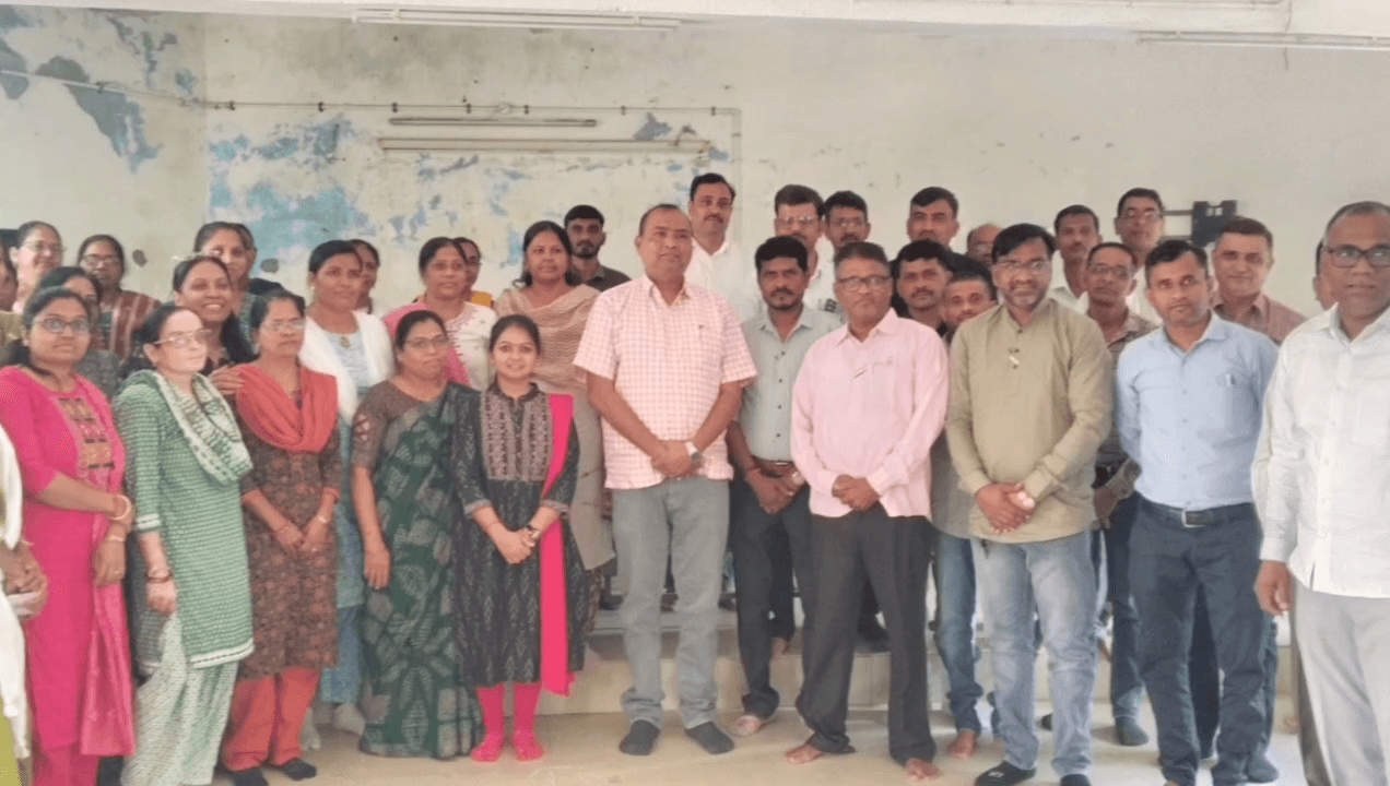 હાંસોટ: હાંસોટ મામલતદારની બદલી થતા શિક્ષક સંઘ દ્વારા સન્માન સમારોહ યોજાયો