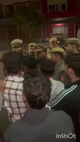 सिकंंदराबाद: सिकंदराबाद में गोवंश तस्करी की आशंका के चलते बजरंगी कार्यकर्ताओं ने ट्रक को रोका