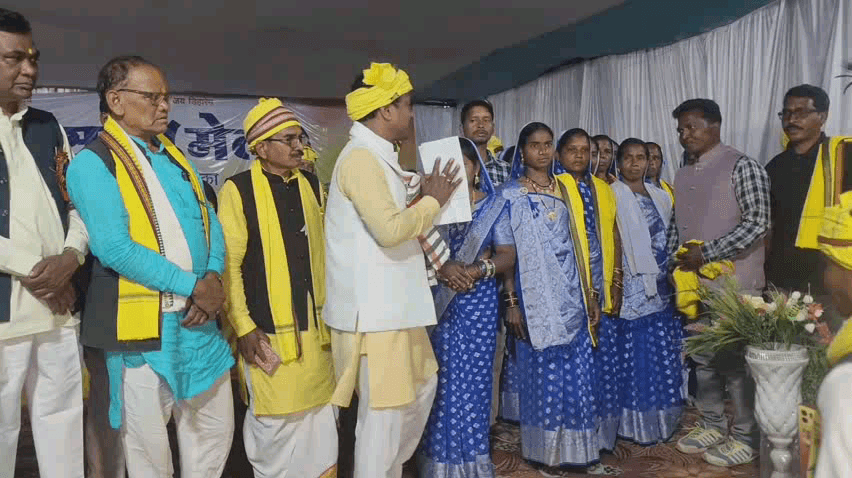 खरसिया: खरसिया के बरगढ़ खोला में कोयला परियोजना का विरोध, सांसद को सौंपा गया ज्ञापन