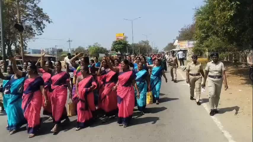 தேனி: தேனி கலெக்டர் அலுவலகமும் சாலை மறியலில் ஈடுபட்ட 500க்கும் மேற்பட்டோர் கைது