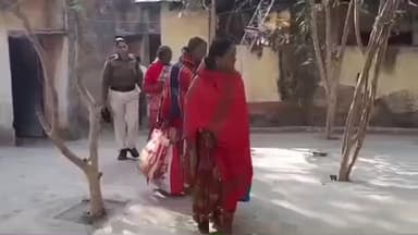 दुर्गावती: दुर्गावती बाजार से 54 लीटर देसी शराब और ₹35,000 नगद के साथ तीन महिलाओं को दुर्गावती पुलिस ने किया गिरफ्तार