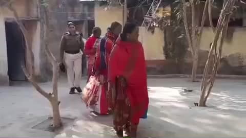 दुर्गावती: दुर्गावती बाजार से 54 लीटर देसी शराब और ₹35,000 नगद के साथ तीन महिलाओं को दुर्गावती पुलिस ने किया गिरफ्तार