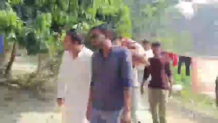 হরিশ্চন্দ্রপুর ১: স্বামী সন্তান হারানো বৃদ্ধার পাশে জেলা পরিষদ সদস্য, পিপলা গ্রামে গিয়ে করলেন সহযোগিতা