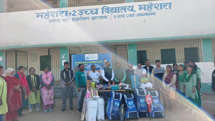 दारू: महेशरा उच्च विद्यालय में सांसद की पहल पर 'खेलेगा भारत, बढ़ेगा भारत' अभियान के तहत बच्चों को मिली खेल सामग्रियां