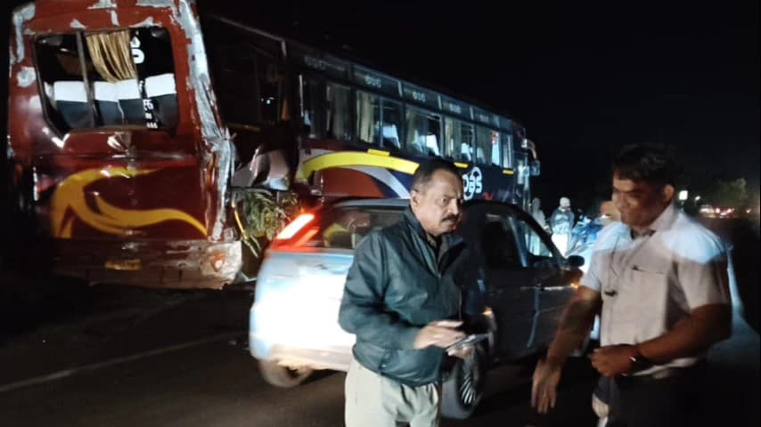 चौरई: उमरिया इसरा के पास तेज रफ्तार ट्रक ने केंद्रीय विद्यालय की बस को टक्कर मारी
