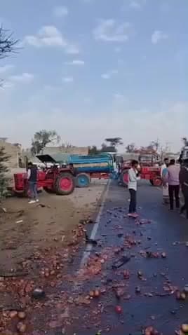 सिणधरी: सिणधरी थाना इलाके में वाकल माता मंदिर के पास डंपर और पिकअप के बीच हुई जबरदस्त भिड़ंत, 3 लोग घायल