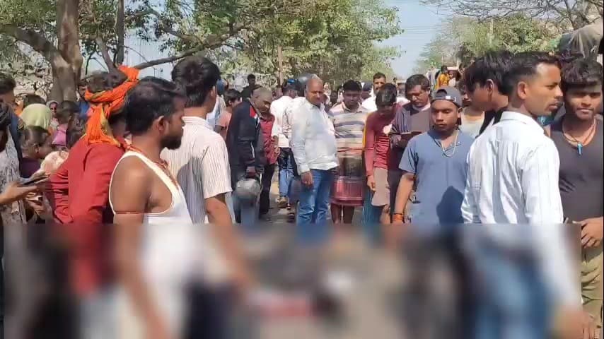 रामगढ़ चौक: बिहरौरा के पास बाइक सवार युवक की मौके पर मौत, शादी का कार्ड बांटने निकला था