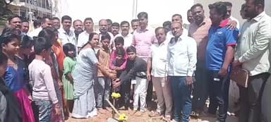 ಮಳವಳ್ಳಿ: ಕೇಂದ್ರಸಚಿವ ಕುಮಾರಸ್ವಾಮಿ ಅವರು ಮಂಜೂರು ಮಾಡಿಸಿರುವ ಪಟ್ಟಣದ 4 ಶಾಲಾ ಕೊಠಡಿಗಳ ನಿರ್ಮಾಣಕ್ಕೆ ಅನ್ನದಾನಿ ಚಾಲನೆ