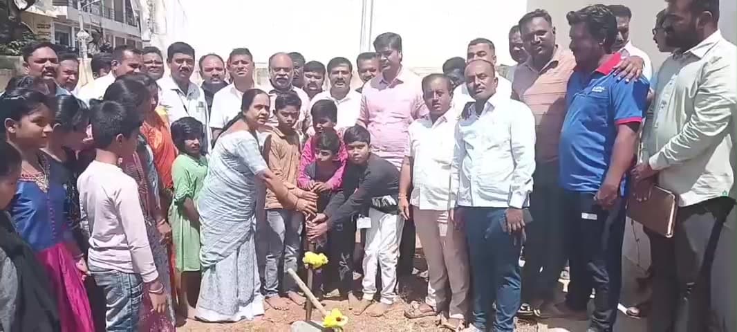 ಮಳವಳ್ಳಿ: ಕೇಂದ್ರಸಚಿವ ಕುಮಾರಸ್ವಾಮಿ ಅವರು ಮಂಜೂರು ಮಾಡಿಸಿರುವ ಪಟ್ಟಣದ 4 ಶಾಲಾ ಕೊಠಡಿಗಳ ನಿರ್ಮಾಣಕ್ಕೆ ಅನ್ನದಾನಿ ಚಾಲನೆ